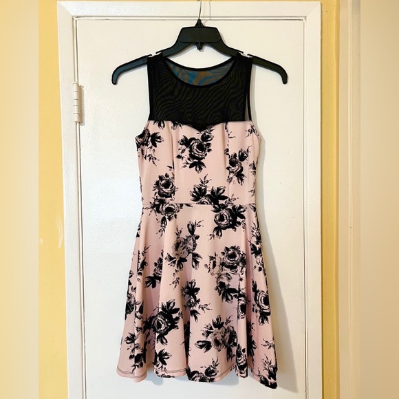 Women dress - Picture 2 of 3